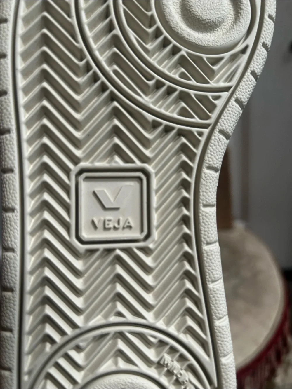 Veja women’s V-Lock White Sneakers with Black Accent - Velcro Closure Sz 9